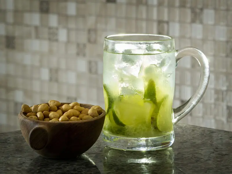 Caneca de vidro com caipirinha de limão e gelo