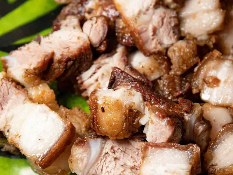 Pedaços de torresmo de barriga dourados e pururucados